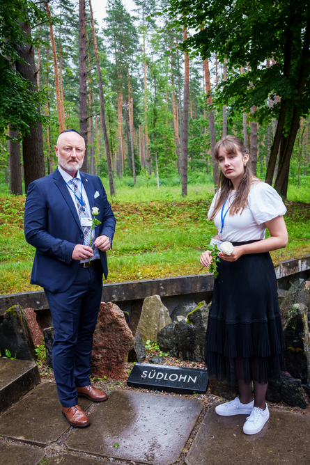 Bürgermeister Markus Lask und Gemeindearchivarin Leonie Rosing legen Blumen am Gedenkstein für die deportierten und ermordeten jüdischen Mitbürgerinnen und Mitbürger aus Südlohn nieder.