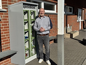 Markus Lask, allgemeiner Vertreter des Bürgermeisters, vor einer Spieleboxx.