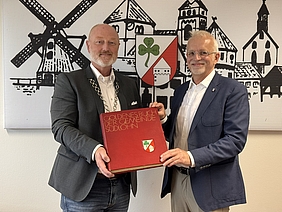 Altbürgermeister Stödtke und Bürgermeister Lask mit dem Goldenen Buch der Gemeinde Südlohn