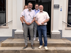 v.l.n.r.: Nicole Wortmann, Anton Stapelkamp, Henk Jan Tannemaat, Markus Lask vor dem Rathaus in Aalten.