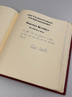 Eintrag und Unterschrift von Altbürgermeister Werner Stödtke im Goldenen Buch