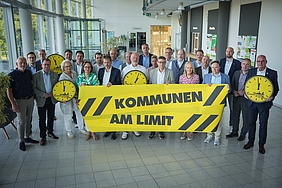 Gruppenbild der Bürgermeister/innen und dem Landrat im Rahmen des bundesweiten Aktionstages „Kommunen am Limit“. 