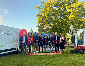 Von links: Hendrik Südhoff (SVS-Versorgungsbetriebe GmbH), Markus Lask (Fachbereichsleiter Zentrale Dienste und Zentrale Steuerung Gemeinde Südlohn), Eric Martiny (Fördermittelberater ateneKOM), Daniel Liemann (telkodata), Thomas Spieß (Geschäftsführer SVS-Versorgungsbetriebe GmbH), Werner Stödtke (Bürgermeister Südlohn), Reinhold Laurich (Geschäftsführer dataVISIONgroup), Katharina Schulenborg (Gigabit-Koordinatorin der WFG für den Kreis Borken)