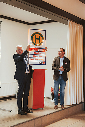 Geschenkübergabe der RVN an den BürgerBusverein.