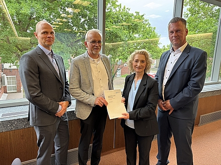 v.l.n.r.: Prüfer Sven Alsdorf, Bürgermeister Werner Stödtke, Simone Kaspar (Stellvertreterin des Präsidenten der gpaNRW) und Projektleiter Mario Deckers. 
