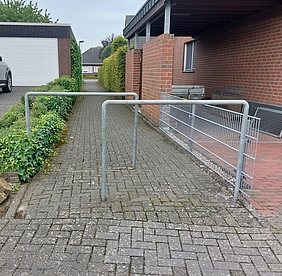 Beispiele entfernter Umlaufsperren bzw. Poller: Lohner Straße-Reuken