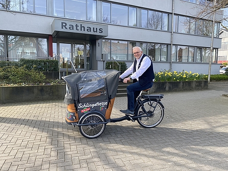 Bürgermeister Werner Stödtke präsentiert die Schlingefietse.