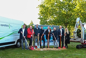 Im Oktober 2022 setzten die Projektverantwortlichen den ersten Spatenstich in Südlohn. Der Ausbau schreitet gut voran. Von links: Hendrik Südhoff (SVS Versorgungsbetriebe), Markus Lask (Gemeinde Südlohn, Fachbereichsleiter und allg. Vertreter des Bürgermeisters), Eric Martiny (Fördermittelberater atene KOM GmbH), Daniel Liemann (telkodata GmbH), Thomas Spieß (Geschäftsführer SVS Versorgungsbetriebe), Werner Stödtke (Bürgermeister Gemeinde Südlohn), Reinhold Laurich (Geschäftsführer dataVISIONgroup), Katharina Schulenborg (Gigabit-Koordinatorin Kreis Borken) 