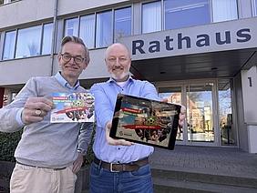 Markus Wellermann und Markus Lask präsentieren die neue Vereinsbroschüre der Gemeinde Südlohn. 
