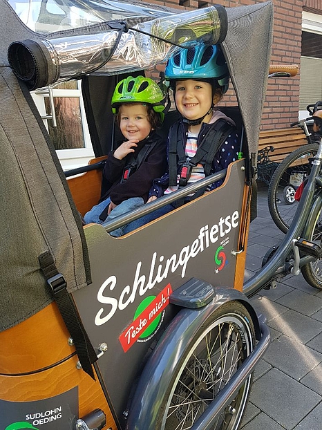 Lotte und Juna freuen sich auf den Ausflug mit der Schlingefietse. 