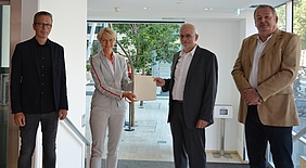 Regierungspräsidentin Dorothee Feller überreichte gestern in Münster den Förderbescheid an Bürgermeister Werner Stödtke.