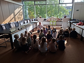 Kinder der Schmetterlingsgruppe aus dem St. Ida Kindergarten besuchten heute das Rathaus, um auf den morgigen Weltkindertag hinzuweisen. Markus Lask, Allgemeiner Vertreter des Bürgermeisters, sprach mit Ihnen. 