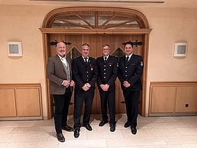 v.l.n.r.: Allgemeiner Vertreter des Bürgermeisters Markus Lask, neuer Leiter der Freiwilligen Feuerwehr Hendrik Tenk, verabschiedeter Leiter der Freiwilligen Feuerwehr Udo Buskamp, neuer stellvertretender Leiter der Freiwilligen Feuerwehr Sebastian Rieswick 